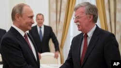 El presidente ruso, Vladimir Putin, (izquierda) recibió al asesor de Seguridad Nacional de EE.UU., John Bolton, el miércoles, 27 de junio de 2018 en Moscú.