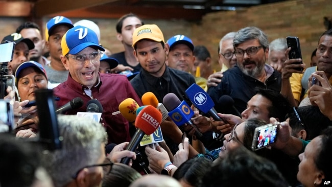 Henrique Capriles ofrece declaraciones a la prensa el día en el que inscribió su candidatura ante la Comisión Nacional de Primaria. 