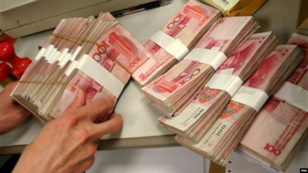 Según el FMI, un yuan menos devaluado ayudaría a corregir los desequilibrios comerciales.