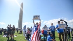 Aksi unjuk rasa pro-Israel di dekat Monumen Washington menggusung pesan "Philos - Stand With Israel" di Washington, DC, 7 Oktober 2024. (Matthew Hatcher / AFP)