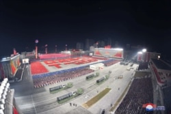 북한이 14일 평양 김일성광장에서 열린 노동당 제8차 대회 기념 열병식에서 ‘북극성-5ㅅ(시옷)’이라고 적힌 신형 잠수함발사탄도미사일(SLBM)을 공개했다.