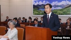 조명균 한국 통일부 장관이 10일 국회에서 열린 외교통상통일위원회에서 현안에 관해 보고하고 있다.