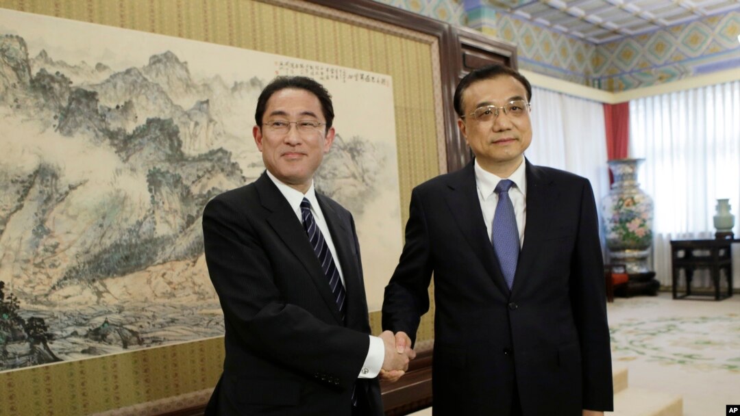 2016年4月30日中國總理李克強在北京中南海會見了日本外相岸田文雄（左)。