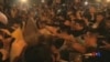 香港反釋法示威者週日晚與警察在中聯辦外衝突對峙
