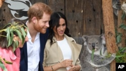 El príncipe Harry de Gran Bretaña y su esposa Meghan, duquesa de Sussex, visitan a Ruby, una koala madre que dio a luz a una cría que fue llamada Meghan, en honor de su alteza real, en el zoológico Taronga en Sydney, Australia, el martes, 16 de octubre de 2018.