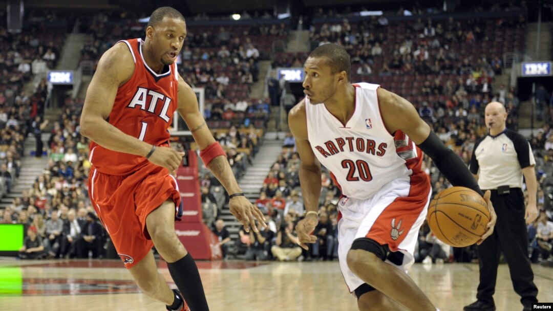 Tracy McGrady (kiri) dalam sebuah pertandingan basket NBA di Toronto (Foto: dok). Tracy McGrady akan segera bergabung dengan Asosiasi Basket Tiongkok, Qingdao DoubleStar Eagles, yang menawarkan kontrak satu tahun untuknya. 