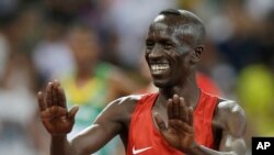 Le Kenyan Ezekiel Kemboi, aprés sa victoire à P̈ékin (AP Photo/Kin Cheung)