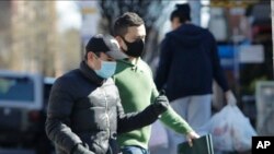 5일 미국 뉴욕의 거리에서 시민들이 신종 코로나바이러스 감염증(COVID-19)을 막기 위해 마스크를 착용하고 있다. 