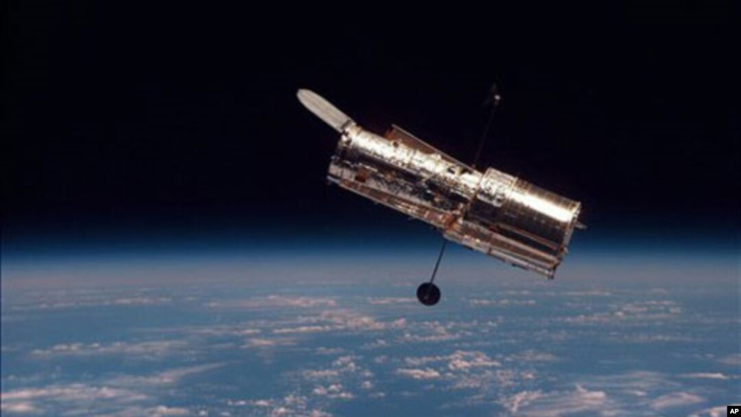 Teleskop antariksa Hubble yang mengorbit Bumi.
