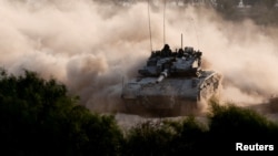 Sebuah tank Israel bermanuver di dekat perbatasan Israel-Gaza, di tengah konflik yang sedang berlangsung antara Israel dan Hamas, seperti yang terlihat dari Israel, 15 Oktober 2024. (Foto: REUTERS/Amir Cohen)