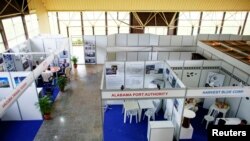 Archivo - Panorámica de las casetas de compañías estadounidenses en la Feria Anual de Comercio de Cuba, en La Habana. 30 Oct. 2017. 