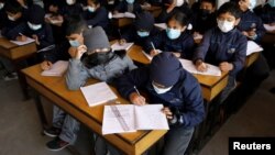 Des enfants portent des masques de protection par précaution à l'école Matribhumi de Thimi, Bhaktapur, Népal, le 29 janvier 2020.