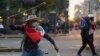 Un manifestante antigubernamental utiliza una onda durante enfrentamientos con la policía en Lima, Perú, el sábado 28 de enero de 2023, en medio de la crisis política suscitada tras la destitución en diciembre del presidente Pedro Castillo. 
