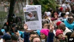 Los fieles en Buenos Aires acuden a una misa al aire libre en la la parroquia Virgen de los Milagros de Caacupé para defender al papa Francisco de las críticas del candidato presidencial Javier Milei, el 5 de septiembre de 2023.