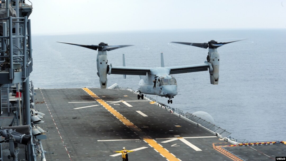 Un avión Osprey MV-22 aterriza en un barco de asalto USS Boxer LHD 4 el 7 de febrero de 2013.
