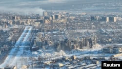 Pemandangan dari udara menunjukkan bangunan-bangunan yang hancur akibat pertempuran sengit, di tengah invasi Rusia, di Bakhmut, Ukraina 13 Januari 2024. (Foto: REUTERS/Inna Varenytsia)