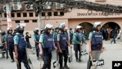 ঢাকা স্টক এক্সচেঞ্জের সামনে পাহারারত পুলিশ