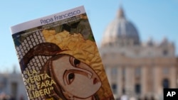 El libro "Noticias Falsas" del papa Francisco es fotografiado frente a la Basílica de San Pedro, en El Vaticano, el miércoles, 24 de enero de 2018.