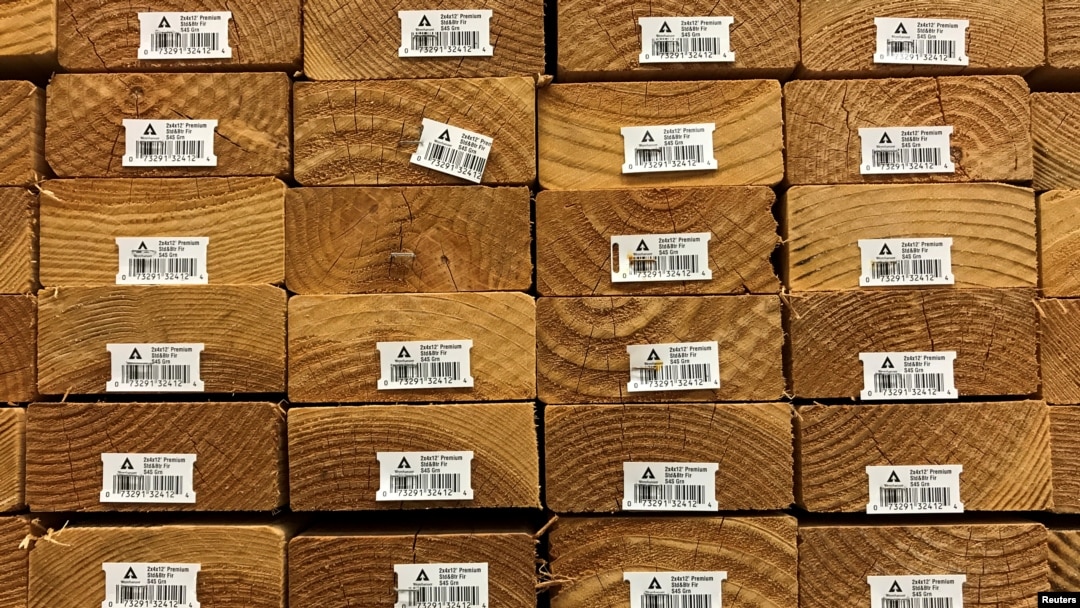 Produk kayu asal AS tampak dipasarkan di Los Angeles, California, pada 26 April 2017. (Foto: Reuters/Mike Blake)