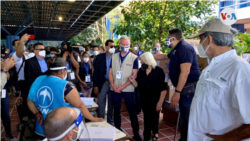 El encargado de Negocios de la Embajada de EE.UU., Brendan O'Brien, supervisa uno de los centros electorales más importantes de San Salvador, en Concha Viuda de Escalón. [Foto: Karla Arévalo]