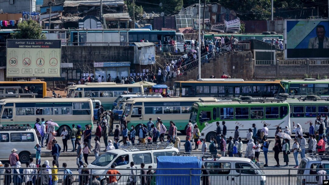 埃塞俄比亞首都的民眾在政府發動空襲後在排隊等車（2020年11月6日）