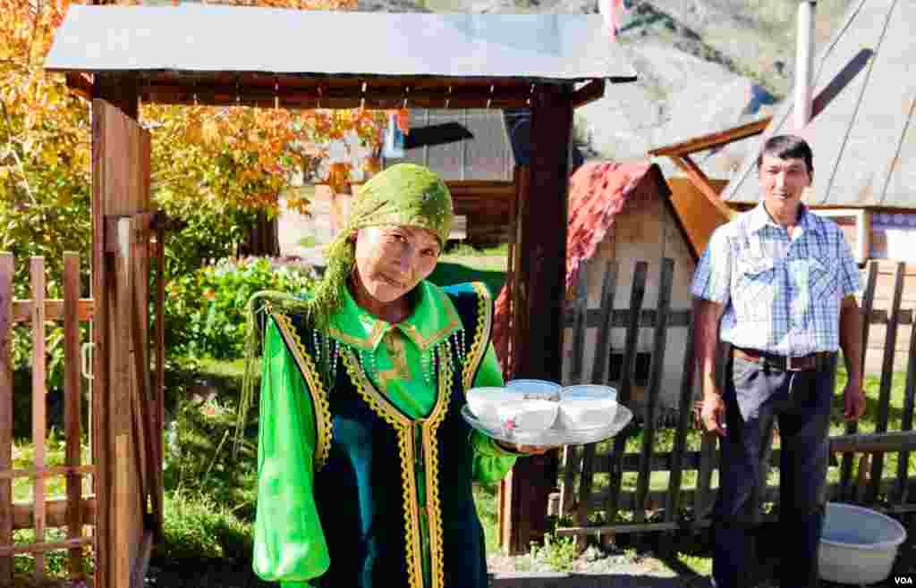 Nadezhda Yegorova offers bowls of fresh mare’s milk to foreign visitors. Two years ago, after attending a class on eco-tourism offered by WWF, Yegorova decided to open to tourists her traditional family yurt in the village of Inya on the Chuiskii Track.