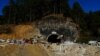 حفاری برای نجات ۴۰ کارگر از یک تونل در هند متوقف شد