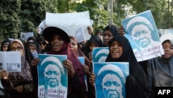 Des étudiants iraniens et nigériens brandissent des affiches du religieux chiite nigérian, l'ayatollah Ibrahim Zakzaky, lors d'une manifestation devant l'ambassade du Nigéria à Téhéran le 17 juillet 2019. 