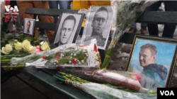 Supporters of late Russian opposition leader Alexei Navalny leave flowers and photographs at memorial events in major U.S. cities, in this screen grab from a VOA Russian video.