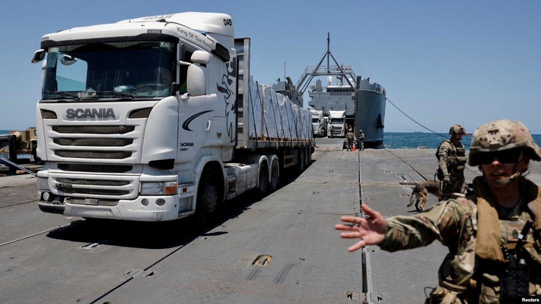 Kamion sa humanitarnom pomoći na pristaništu koji je američka vojska izgradila u Pojasu Gaze (Foto: REUTERS/Amir Cohen)