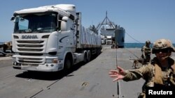 Kamion sa humanitarnom pomoći na pristaništu koji je američka vojska izgradila u Pojasu Gaze (Foto: REUTERS/Amir Cohen)