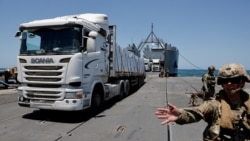 Sejumlah truk yang membawa bantuan kemanusiaan untuk Jalur Gaza bergerak melewati Dermaga Trident yang terletak di dekat pesisir Gaza, pada 25 Juni 2024. (Foto: Reuters/Amir Cohen)