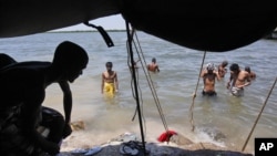 Pengungsi Bangladesh mandi di tempat penampungan sementara di Langsa, Aceh (19/5). 