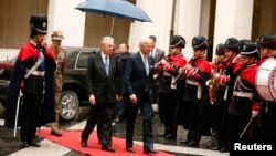 El vicepresidente Joe Biden junto al primer ministro italiano, Mario Monti, pasa revista a la guardia de honor a su llegada a Roma.