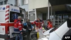 Екстрена евакуація дітей дитячої лікарні в Києві 26 квітня 2024 року. Офіційні особи в столиці України Києві оголосили про евакуацію двох лікарень 26 квітня, побоюючись, що вони можуть стати об’єктами російських ударів. (Фото Сергія ЧУЗАВКОВА / AFP)