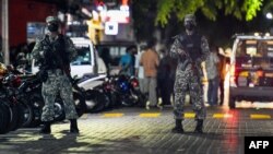 Polisi Maladewa mengamankan lokasi terjadinya ledakan yang melukai ketua parlemen, Mohamed Nasheed di kota Male, Kamis (6/5).