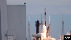 Взлет SpaceX Falcon 9 с космодрома на мысе Канаверал.