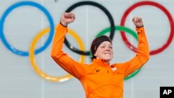 2月16号女子1500米速滑赛中荷兰的特-莫尔斯获得金牌后欢呼雀跃