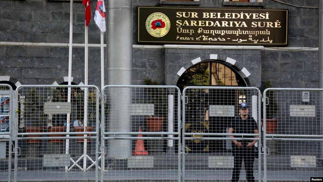 Polisi anti huru-hara Turki menjaga kantor pemerintah kota Sur setelah pemecatan walikota yang dituduh pro PKK, Minggu (11/9). 
