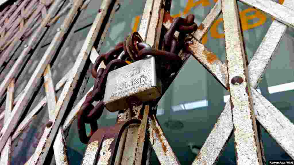 حکومت کی جانب سے موبائل فونز اور دیگر مصنوعات پر ٹیکس عائد کرنے کے فیصلے کو بھی تاجروں نے مسترد کر دیا تھا۔