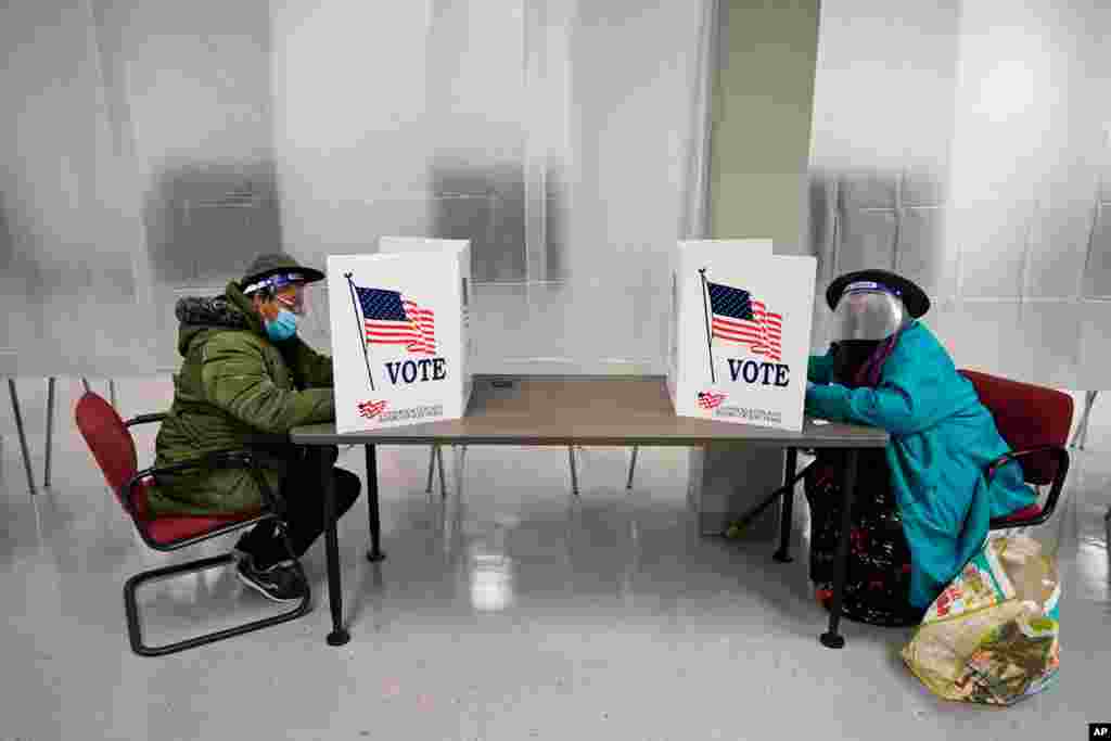 رای گیری زودهنگام در برخی از ایالت های آمریکا از جمله اوهایو آغاز شده است.