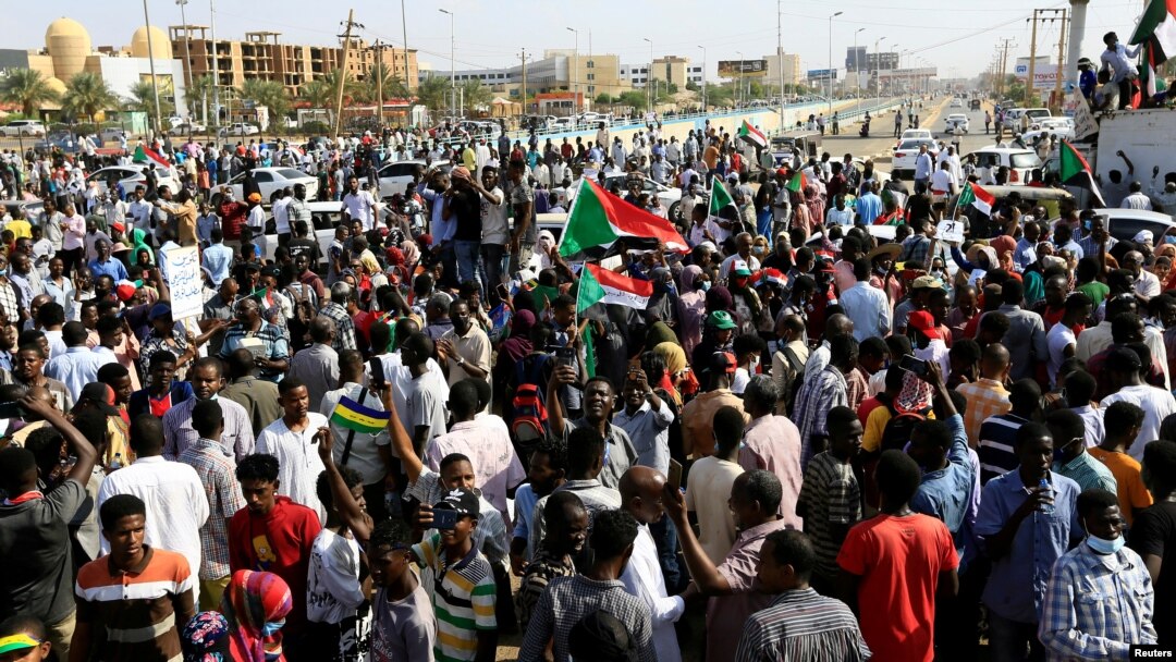Demonstran memprotes prospek kekuasaan militer di Khartoum, Sudan, 21 Oktober 2021. (Foto: REUTERS/Mohamed Nureldin Abdallah)