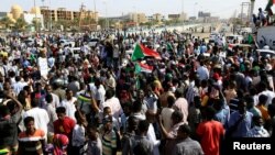 Demonstran memprotes prospek kekuasaan militer di Khartoum, Sudan, 21 Oktober 2021. (Foto: REUTERS/Mohamed Nureldin Abdallah)