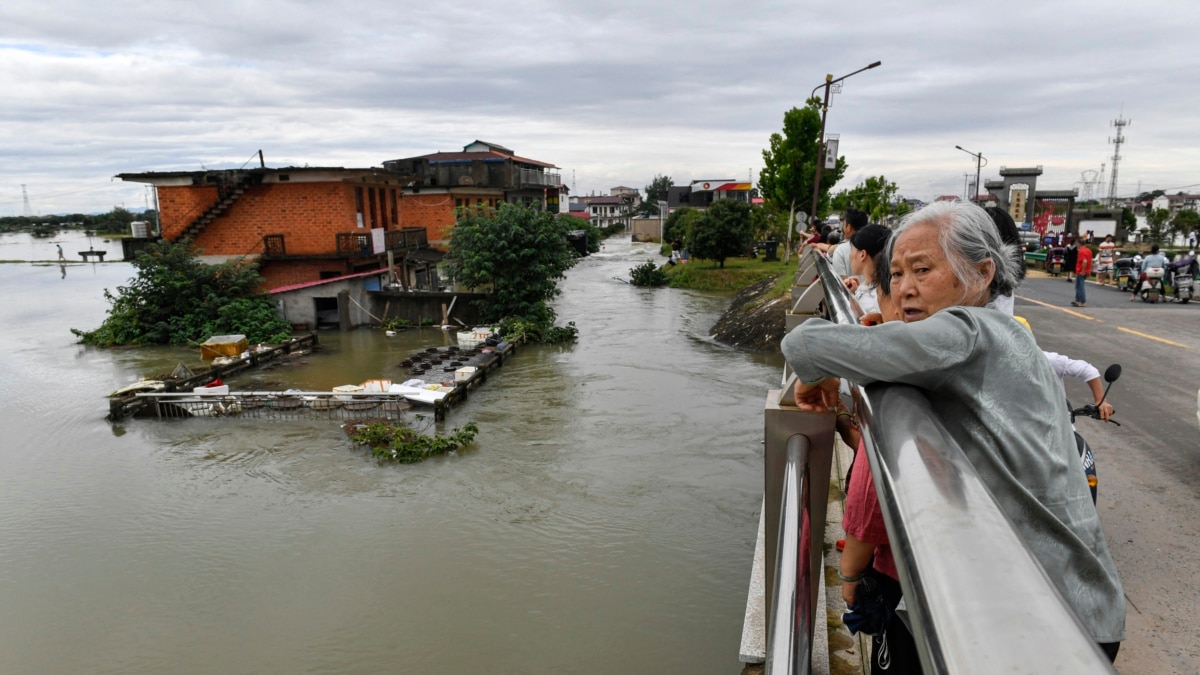 极端降雨量洪水高涨 洞庭湖决堤迁离5千多人