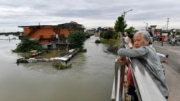 中国南方地区正遭遇暴雨和致命洪水，不仅洞庭湖溃堤，几天前，江西省九江市洪峰淹没当地建物，居民只能无奈望着洪水。（资料照：2024年7月2日）