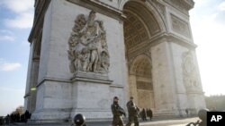 Soldados patrullan el Arco de Triunfo en París el viernes, anticipando un quinto fin de semana consecutivo de violentas protestas.