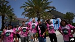 Un grupo de aficionados espera frente al estadio DRV Pink, casa del Inter Miami, para ver a Lionel Messi, el martes 11 de julio de 2023, en Fort Lauderdale, Florida.