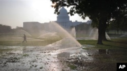 물 분사기를 가동해 온도를 낮추고 있는 워싱턴 디씨
