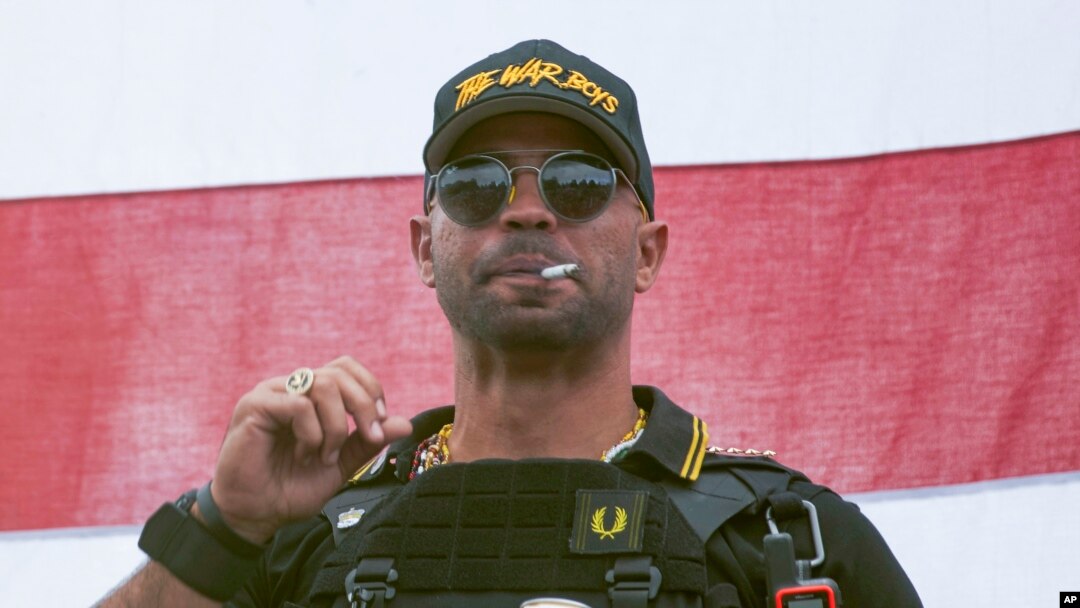 Henry "Enrique" Tarrio, pemimpin Proud Boys, berpartisipasi dalam aksi yang dijalankan oleh kelompoknya di Portland, Oregon, pada 26 September 2020. (Foto: AP/Allison Dinner)