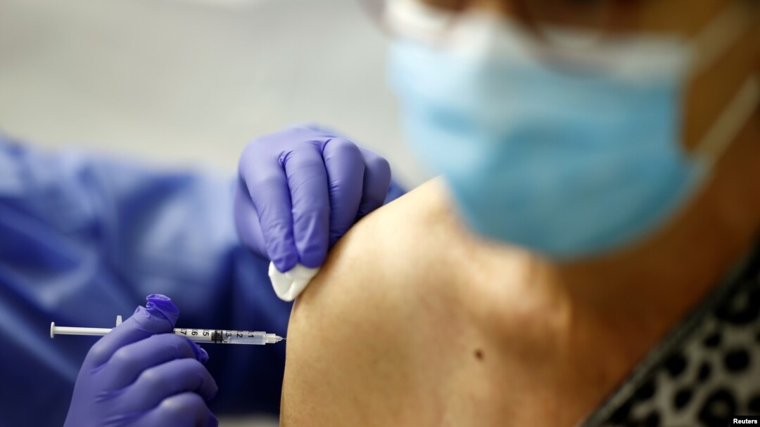 Vatrogasac prima dozu cjepiva Pfizer BioNTech COVID-19 "Comirnaty" u centru za cijepljenje u Rezeu kod Nantesa u sklopu kampanje cijepljenja protiv koronavirusne bolesti (COVID-19) u Francuskoj, 6. svibnja 2021. REUTERS / Stephane Mahe